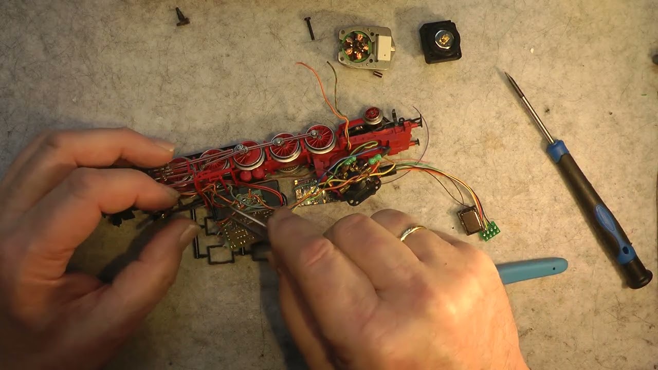 Wolfgangs Märklin Modellbahn-Märklin-BR 85 bekommt sb Motor sowie Sound lopi 5