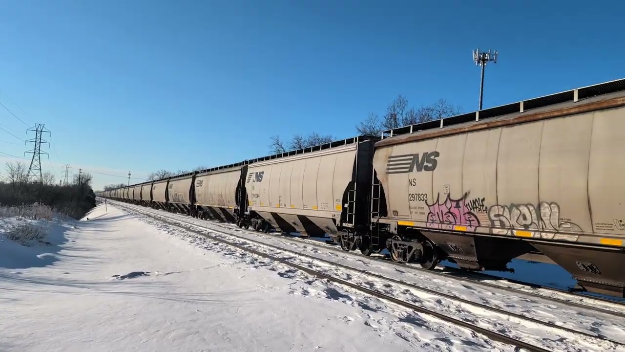 A SD70ACE and an ES44AC hauling a NS grain train.