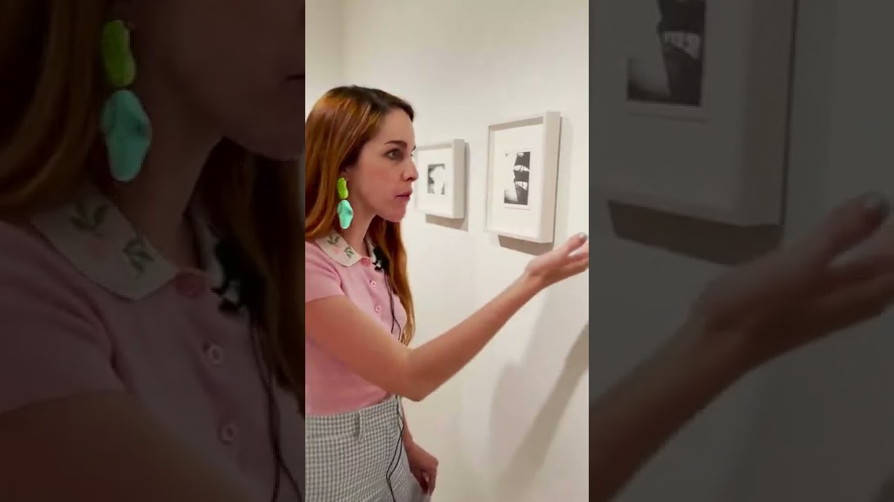 Amarna Miller ante la obra de Jorge Ribalta