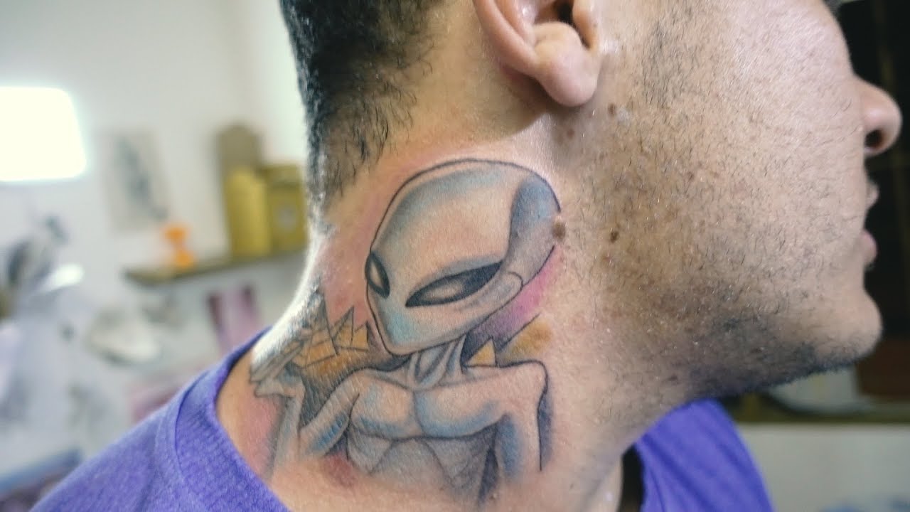 TATUEI UM EXTRATERRESTRE NO PESCOÇO