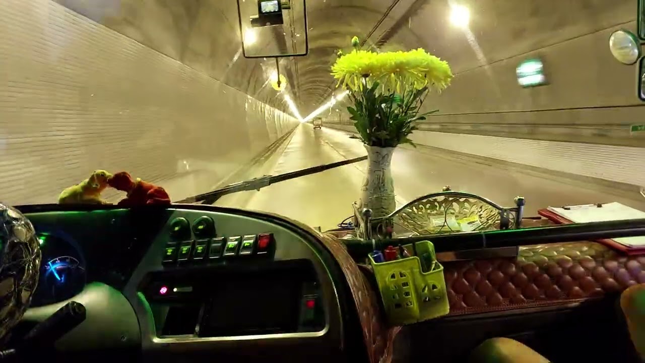 Nhà xe huy hiệu sao đỏ chui qua hầm hải vân vào lúc chiều chiều hoàng hôn