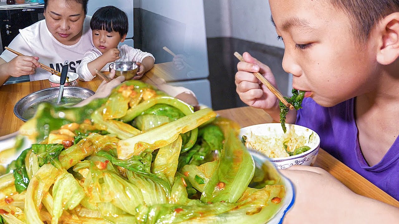 家裡生菜太多，媳婦加點老乾媽炒一盤，二寶吃得很香 | Fried lettuce, add old dry mother, son eat very sweet