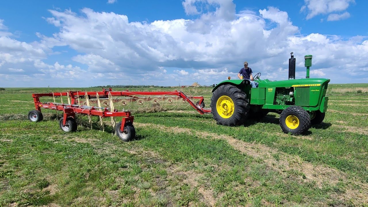 5010 goes raking and the 5020 goes baling! The new easy rake 14 from highline