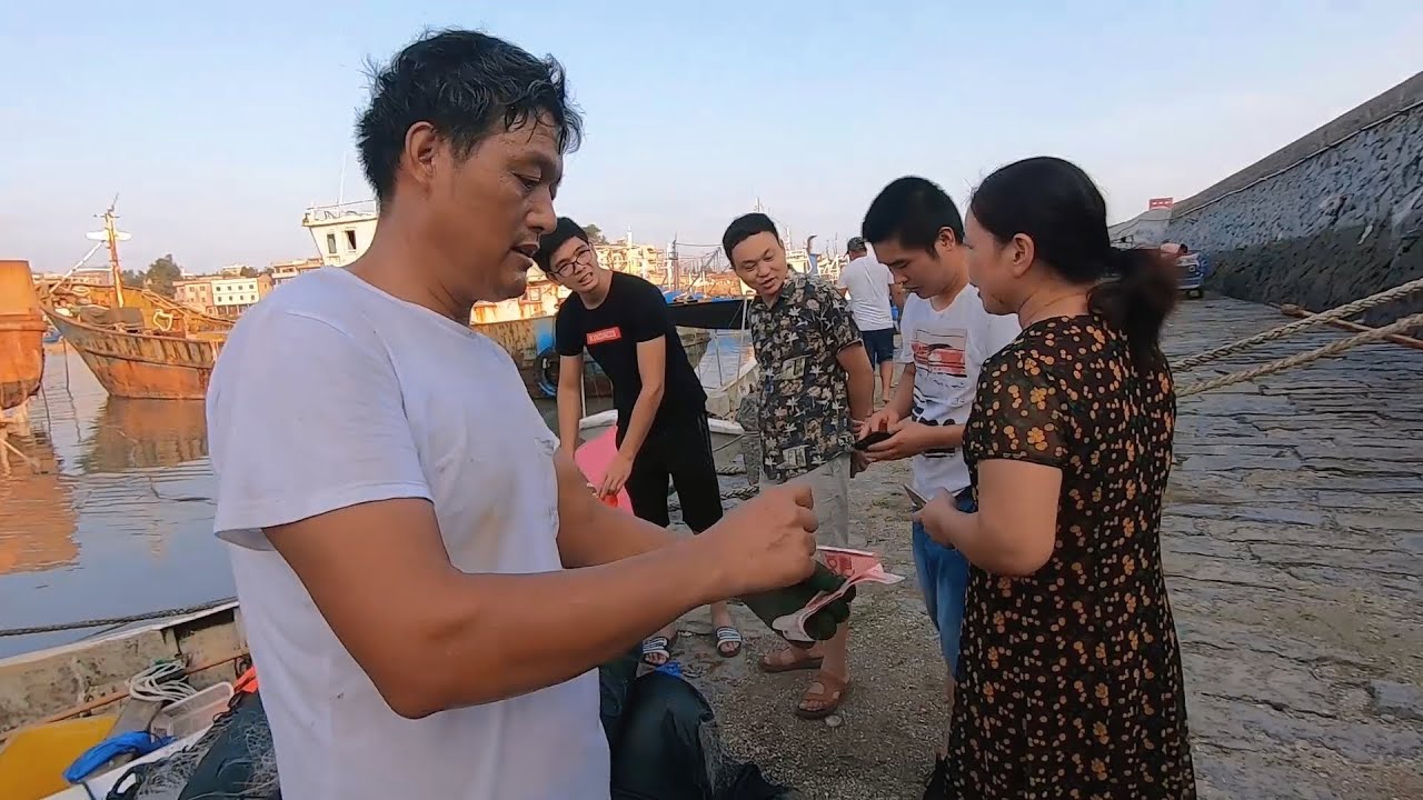 阿阳撒5排渔网捕到“黄金”鱼，一斤500块，岸上游客都等着买