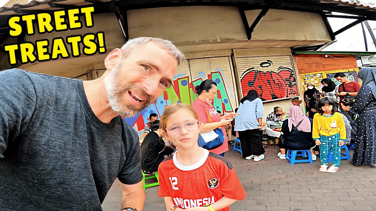 $1 INDONESIAN STREET FOOD | BEST Indonesian Breakfast in Yogyakarta 🇮🇩 | Lupis Mbah Satinem