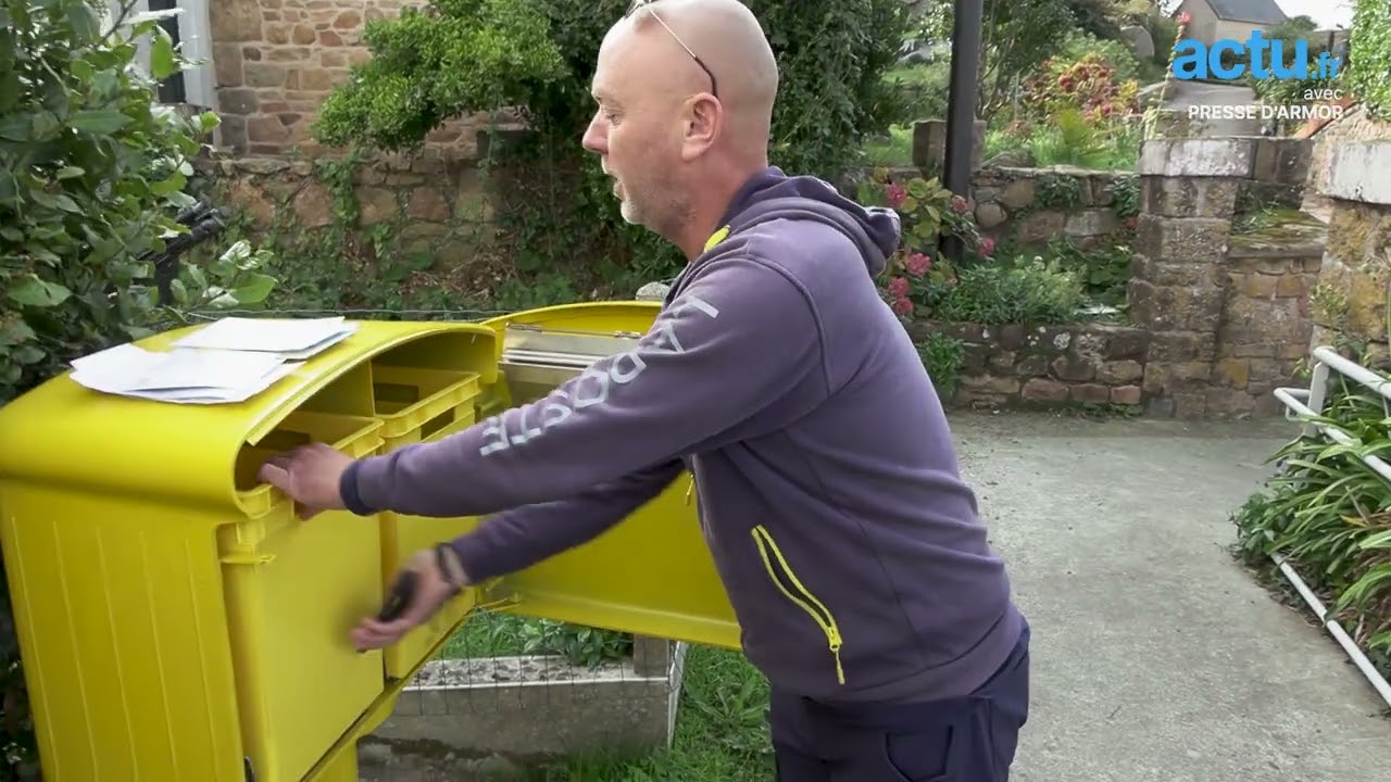 Romain est le facteur de l'&icirc;le de Br&eacute;hat