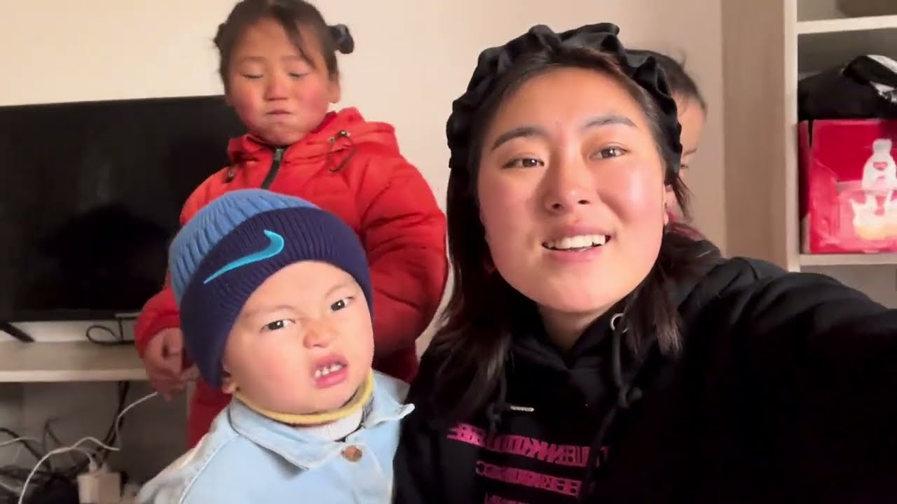 小花家没分到房子，悬崖村停电停水了，在公婆家给孩子们打耳朵【悬崖村熊二】