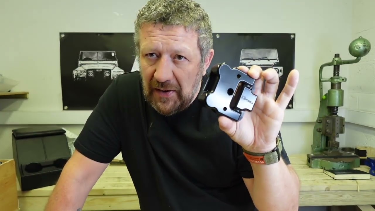 LRC1634 | DA8864 &mdash; КОМПЛЕКТ АЛЮМИНИЕВЫХ ДВЕРНЫХ ПЕТЕЛЬ ДЛЯ DEFENDER, ПЕРЕДНИЕ ДВЕРИ &mdash; ПОДХОДИТ ДЛ...