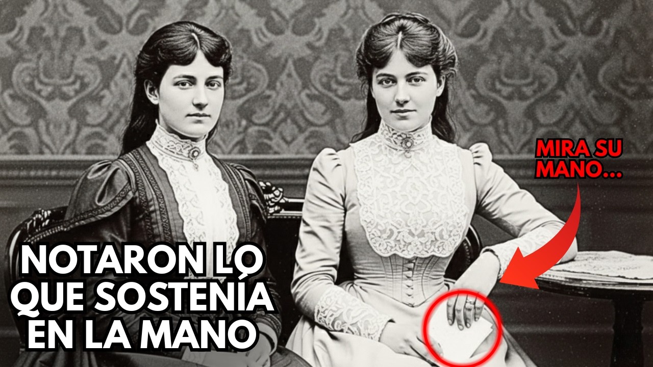 Retrato de Dos Mujeres Parecía Inofensivo… Hasta que Notaron Lo Que Sostenía en la Mano