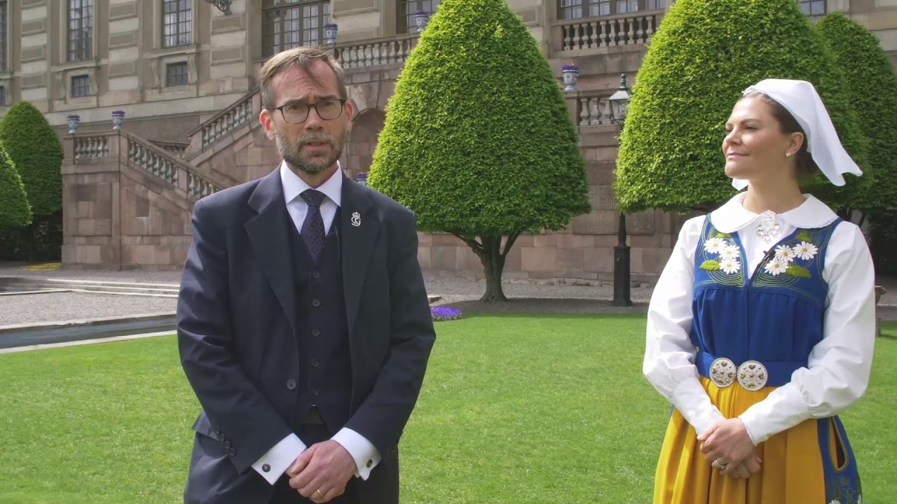 Kronprinsessan guidar genom Kungliga slottet. Log&aring;rden. (Textad p&aring; svenska)
