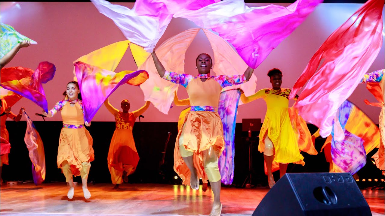 Destinée Dance School - Chorégraphie Bannières - Rend the heavens (reprise) Embassy Worship