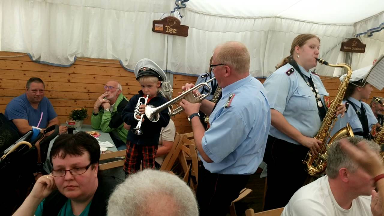 Musikzug Middels auf dem Schützenfest Esens 2016 kleiner Junge ganz groß mit Trompete 🎺