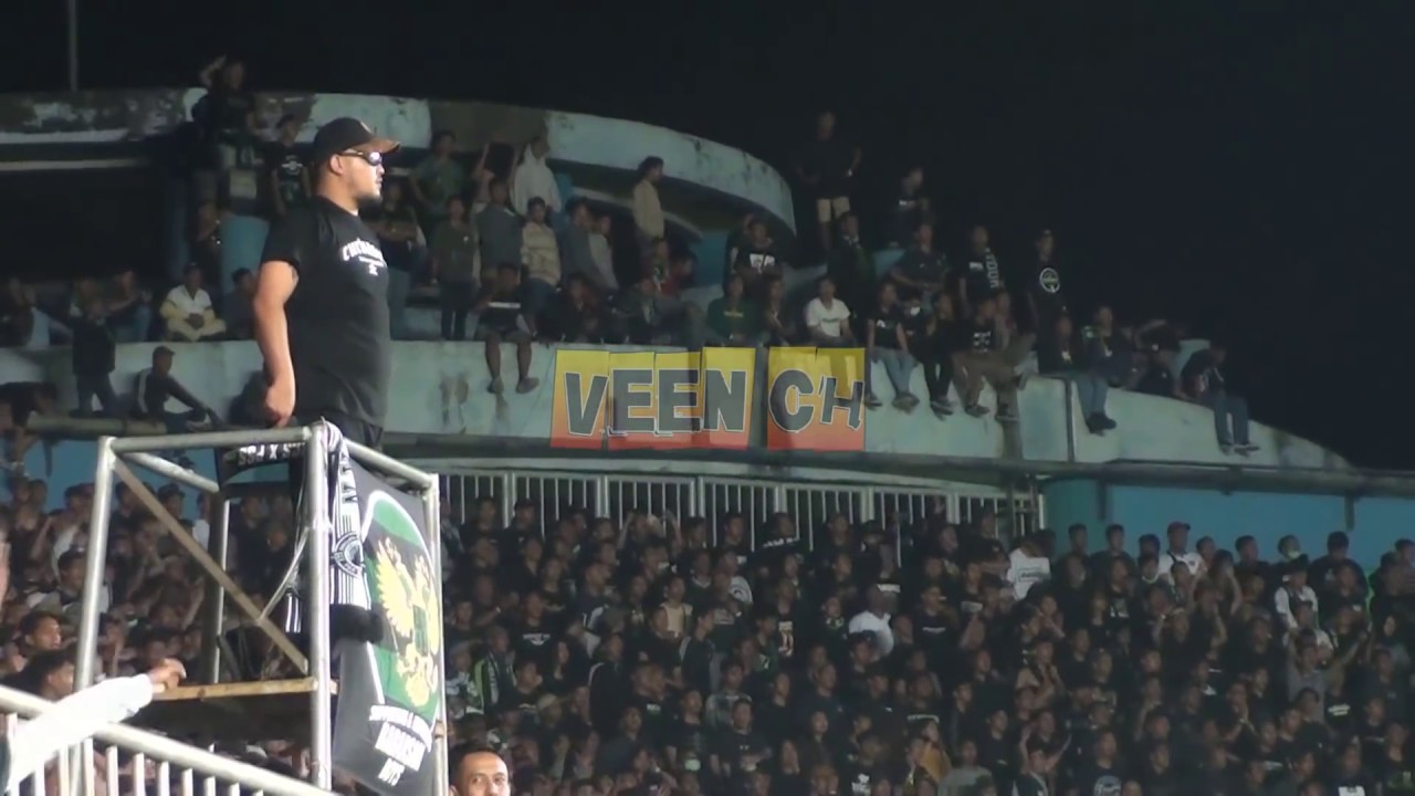 Detik detik Bendera Arema Diambil di Maguwoharjo Sleman