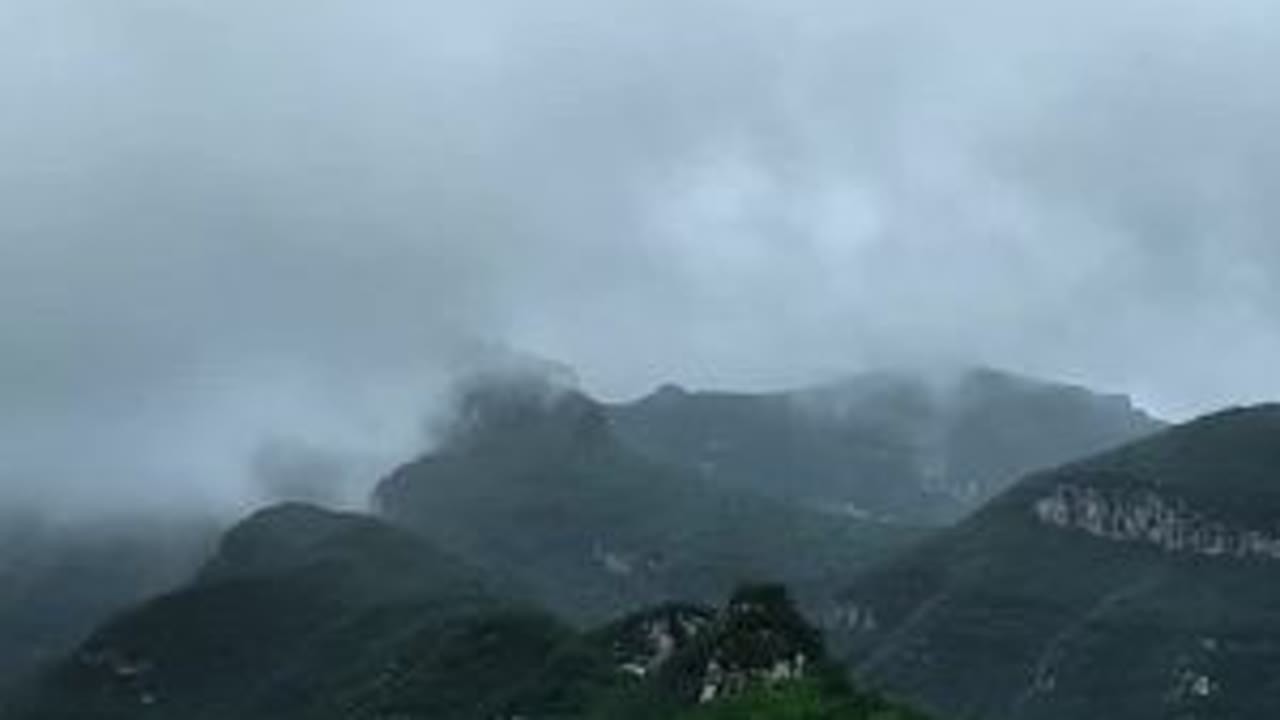 云雾缭绕清凉山#云雾缭绕人间仙境 #仙境云海 #雨后的风景 #雨雾缭绕 #总有人翻山越岭为你而来