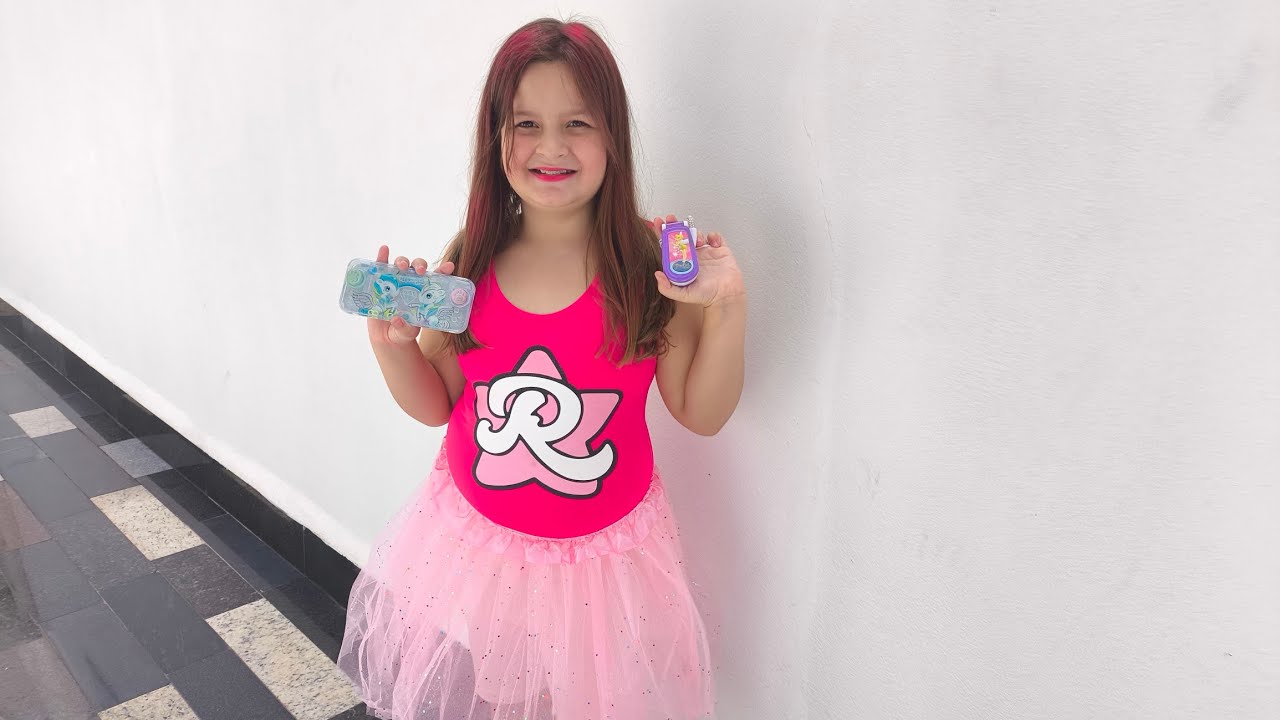 Colorimos o cabelo da Sophia de rosa para o carnaval da escola!