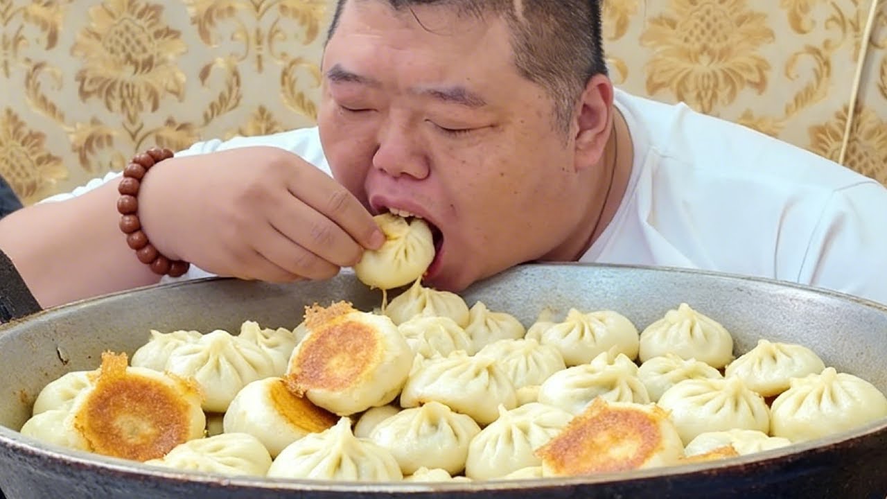 The freshly pan-fried buns are absolutely amazing! Even Monkey King couldn't stop enjoying them.