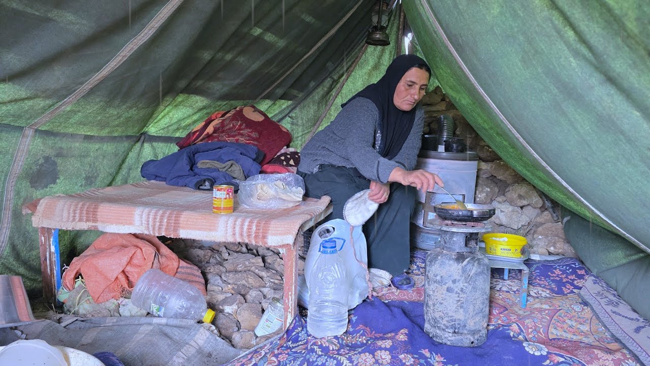 Мать, которую выгнали сын и невестка, борется за выживание в заснеженных горах