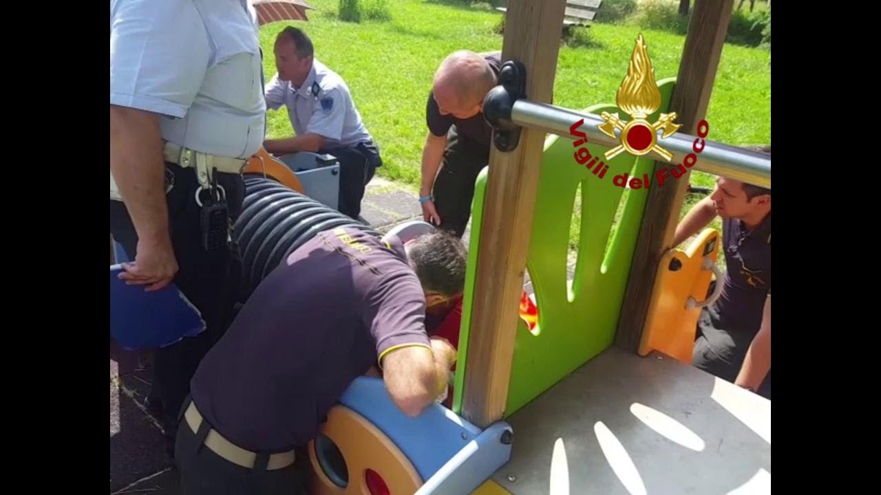 Bologna, bimba incastrata nel tunnel al parco: i pompieri lavorano un'ora per liberarla
