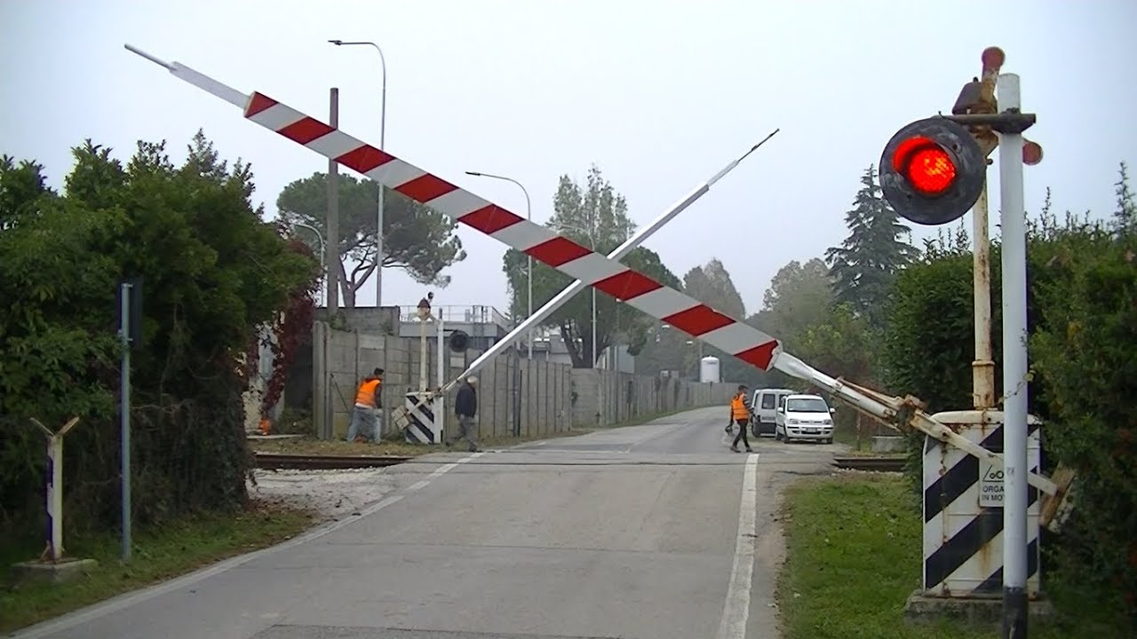 Spoorwegovergang Treviso (I) // Railroad crossing // Passaggio a livello