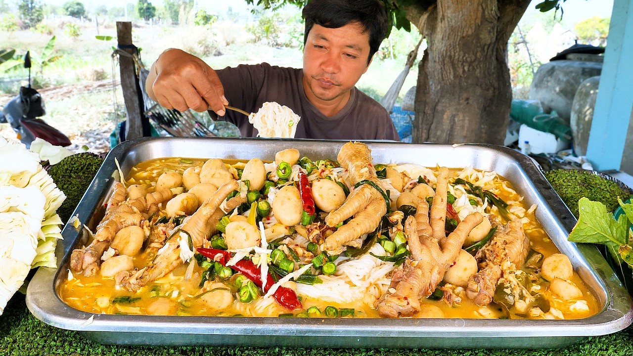 ซดข้าวปุ้นรสแซ่บ น้ำยาเข้มข้นพร้อมตีนไก่ มาเด้อพี่น้อง