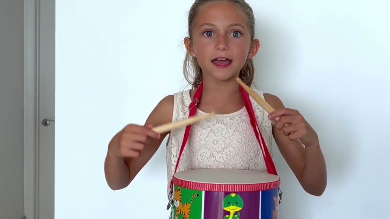 Trommel-Set f&uuml;r Kinder mit Trommelbuch, Holz-Trommelst&ouml;cken und Glockenarmband