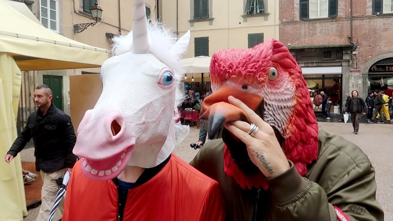 FAVIJ MASCHERATO DA UNICORNO NELLA FOLLA!