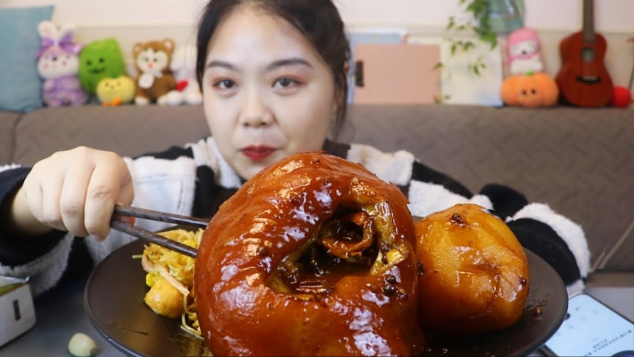 Eating a 2KG Sweet & Spicy Braised Pork Knuckle 🤯| Juicy, Saucy Mukbang