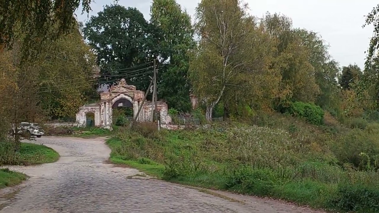 Никольская церковь в деревне на кладбище на берегу реки Вологды