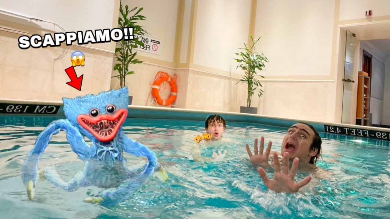 RIMANIAMO BLOCCATI IN PISCINA CON HUGGY WUGGY! AIUTO!! *vuole prenderci*