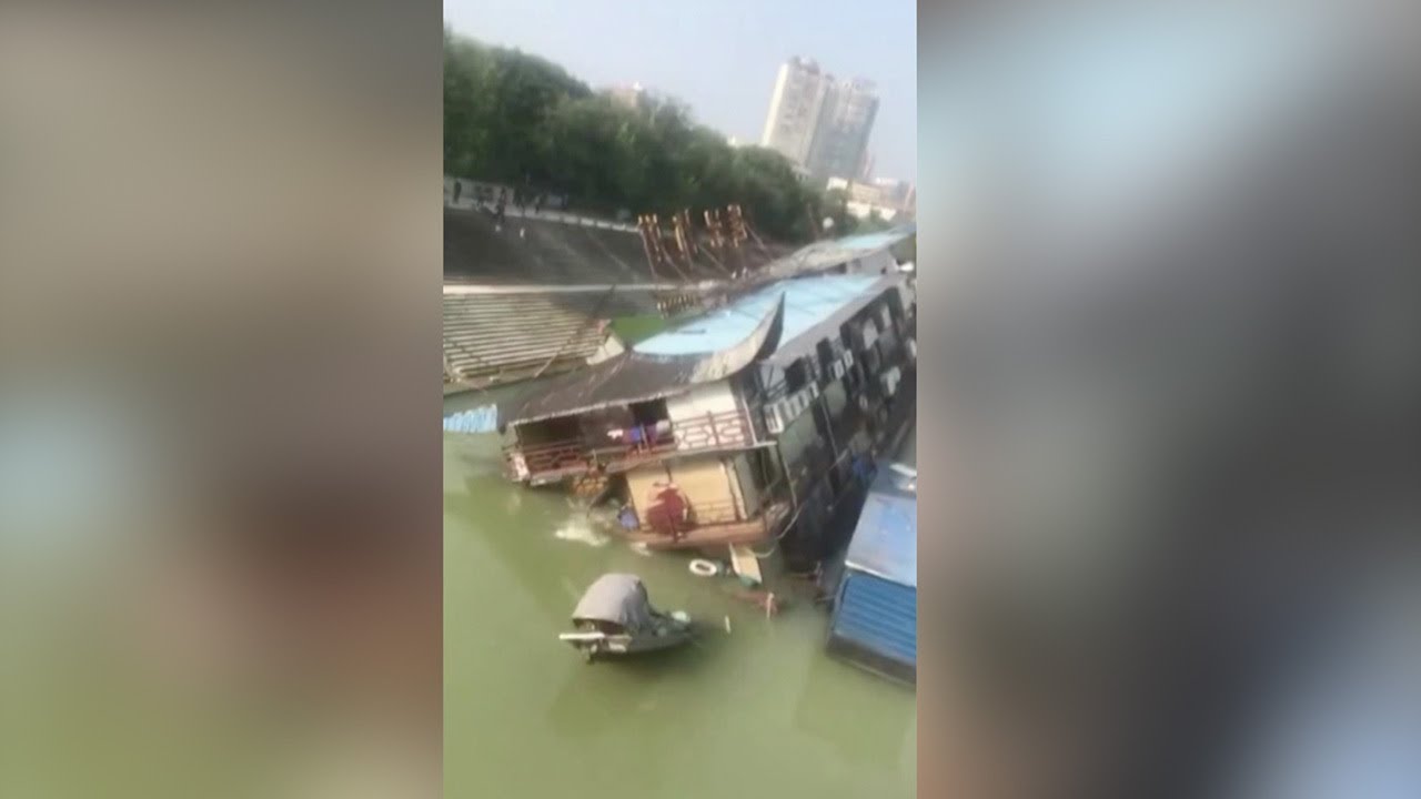 Boat restaurant sinks into river in southwest China