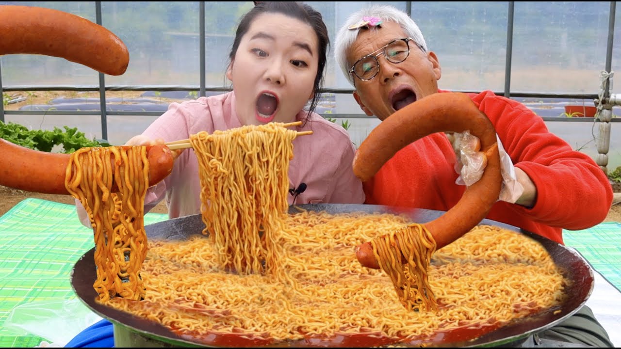 Моя первая острая жареная лапша с курицей и колбасой килбаса мукбанг!!ㅋㅋㅋㅋㅋㅋ⭐️ ОСТРАЯ ЛАПША Колба...