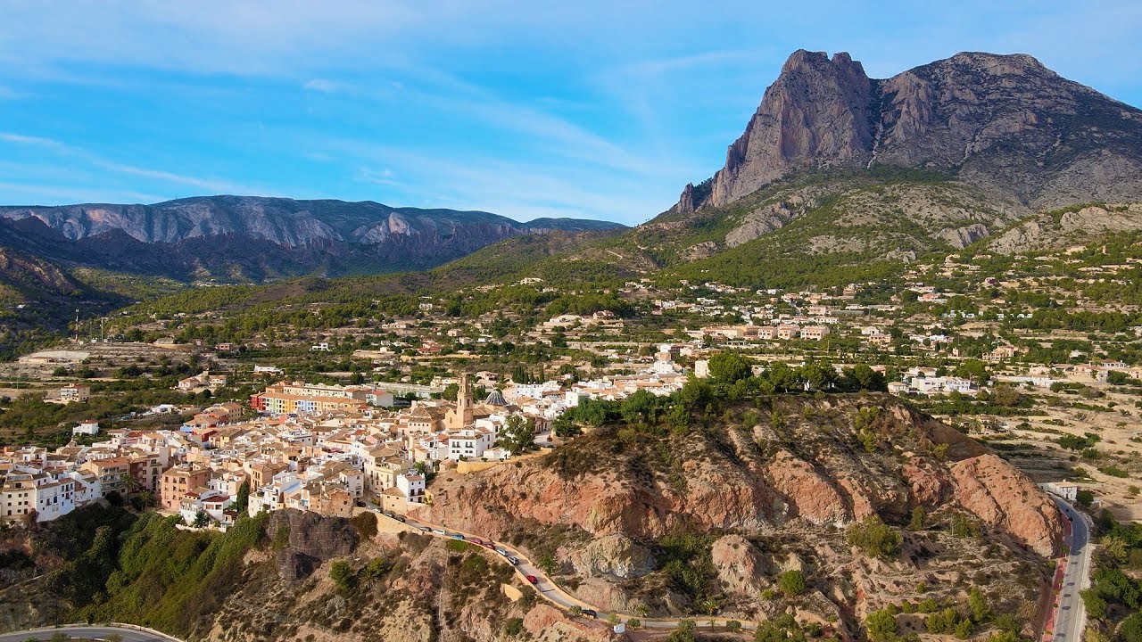 Finestrat y el Puig Campana en 4k - A vista de dron