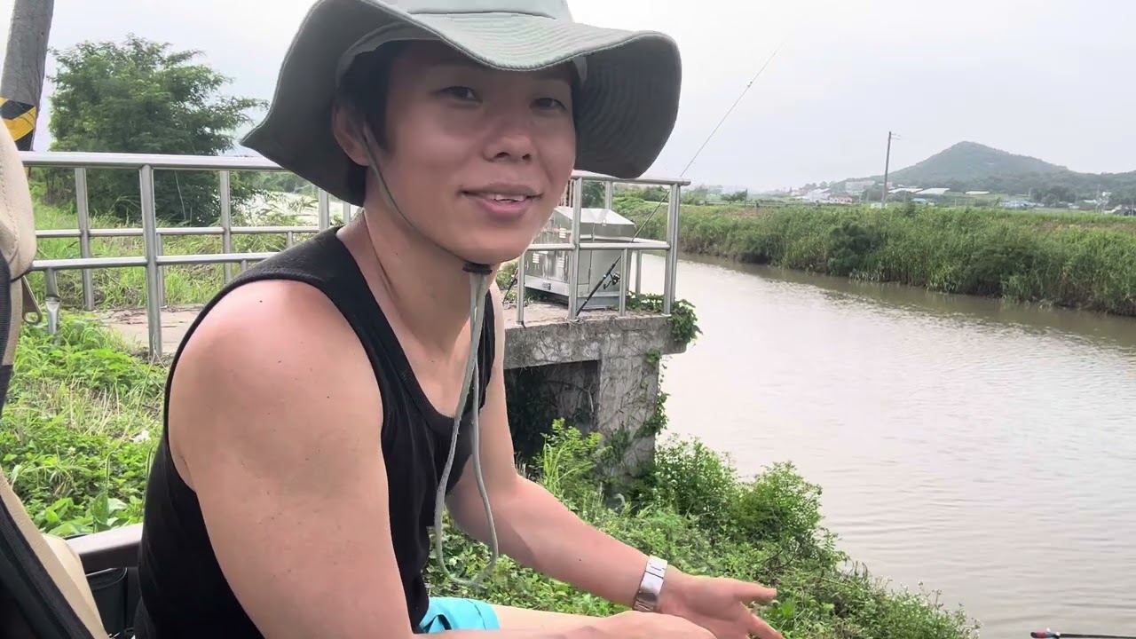 황제샘이 추천하는 장어낚시 포인트 추천 여기는 바로 강화도 창후리112 검색하시면 창후교회 밑쪽으로 삼거천 수로 입니다 아기장어 1 빠가 2 메기 2 했어요^^