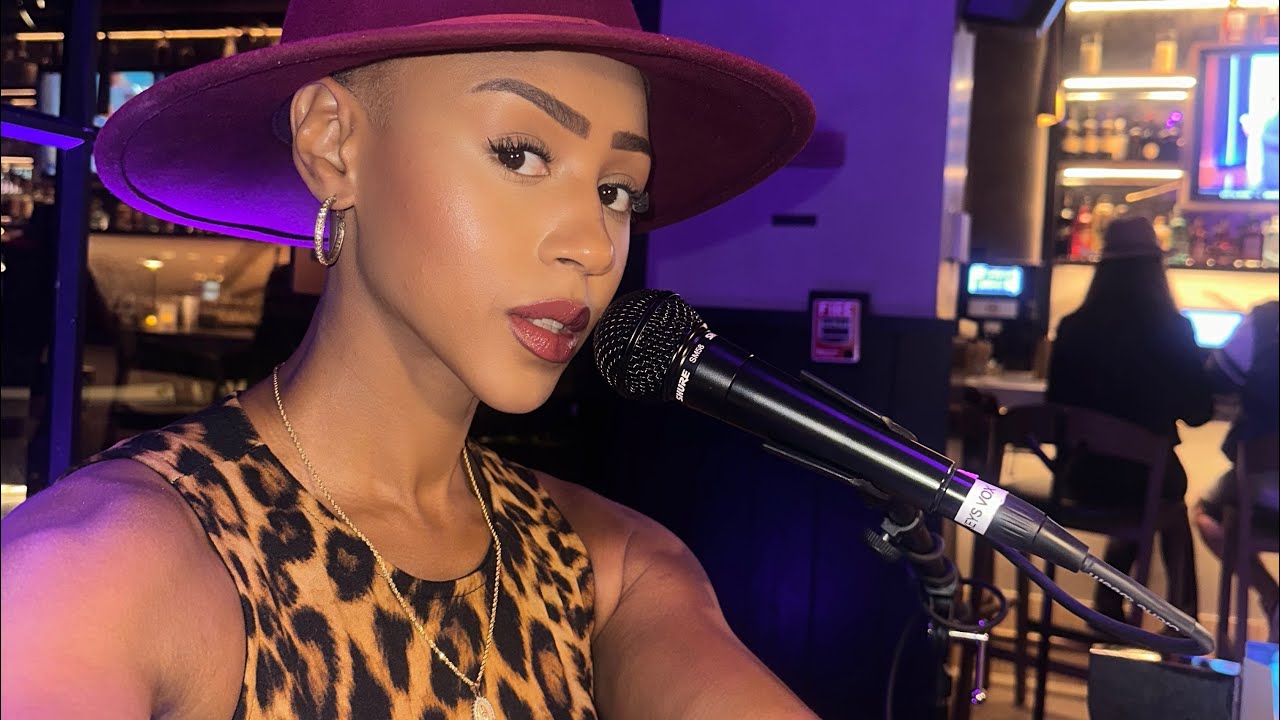Live Music & Vibes! 🎶🎤💋
