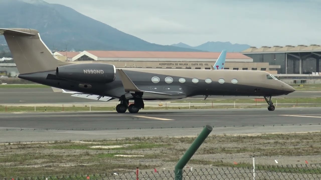 Private Gulfstream G550 N990ND Taxing Malaga LEMG