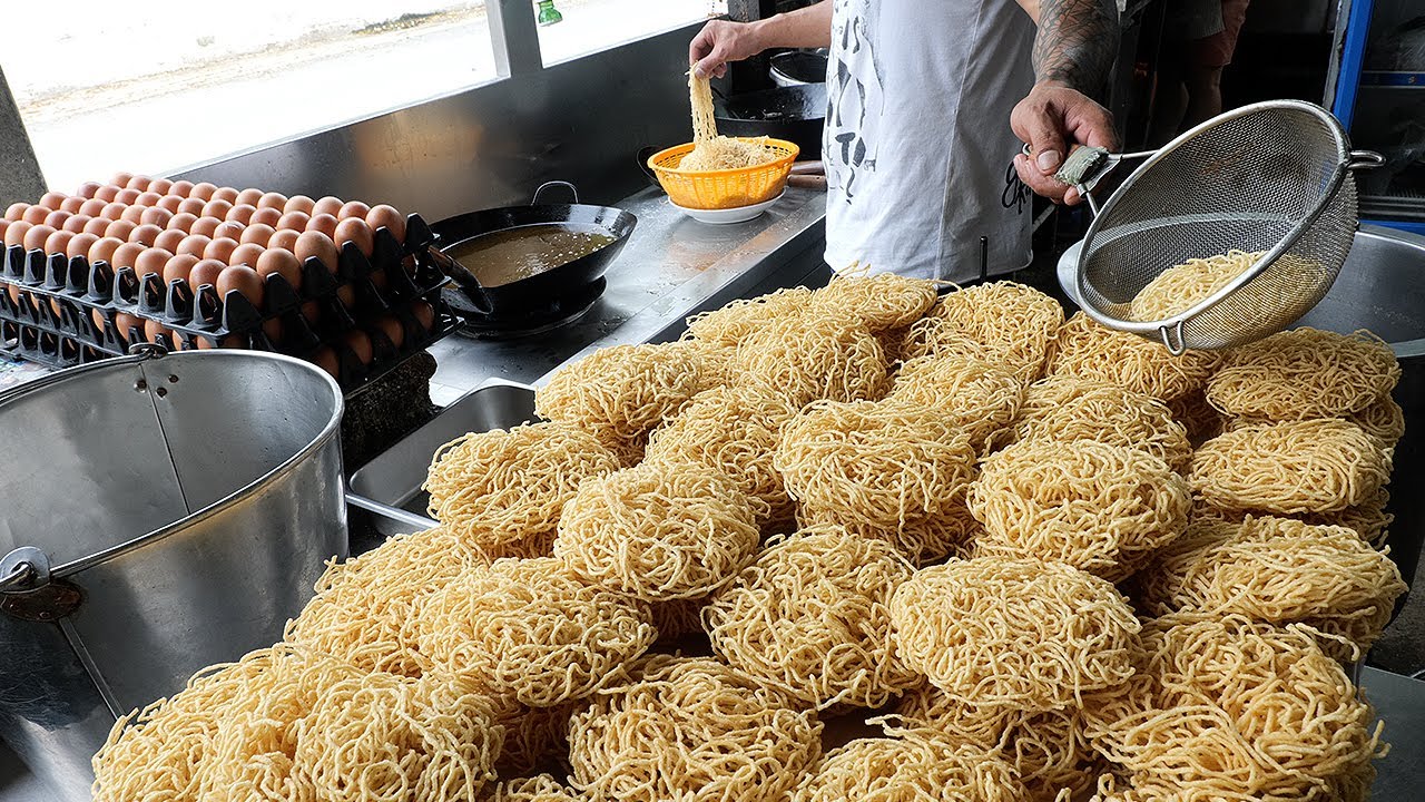 면을 튀겨서 먹는 닭고기 기스면, 해산물 랏나 / fried noodle made by a noodle master - thailand street food