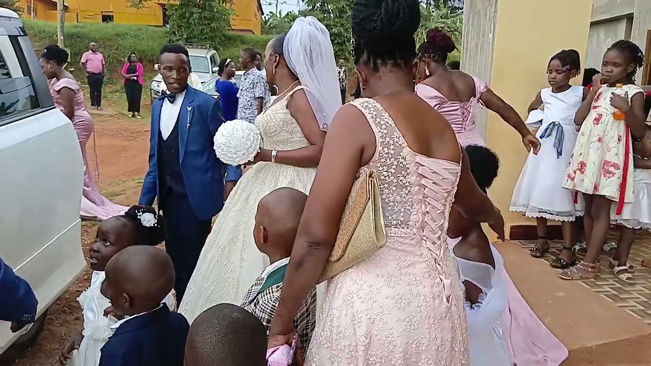 See the beautiful bride hoho wedding SERUNKUMA and Esther sanyu 