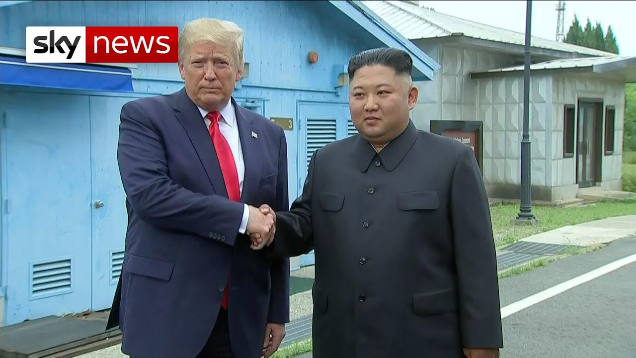 Президент Трамп пересекает границу демилитаризованной зоны для встречи с Ким Чен Ыном.