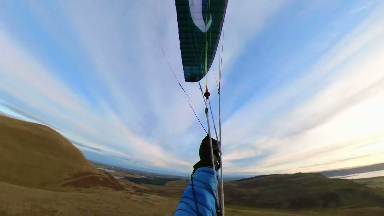 Flare Moustache 18 soaring with sailplanes at West Lomond