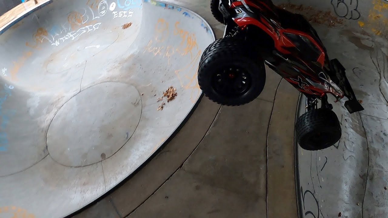 Traxxas XRT unboxing and skatepark Bashing