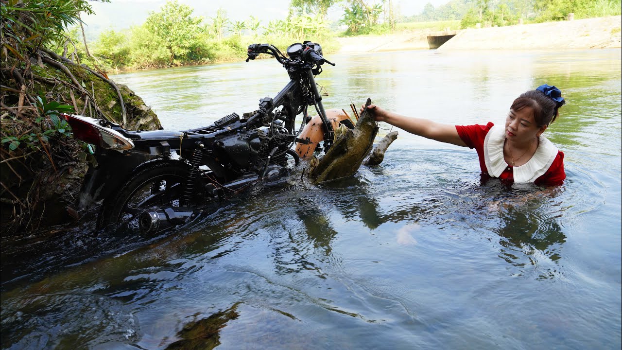 Girl Restores Abandoned 150cc Motorbike Swept Away By Flood - Revives Flooded Motorbike Engine.