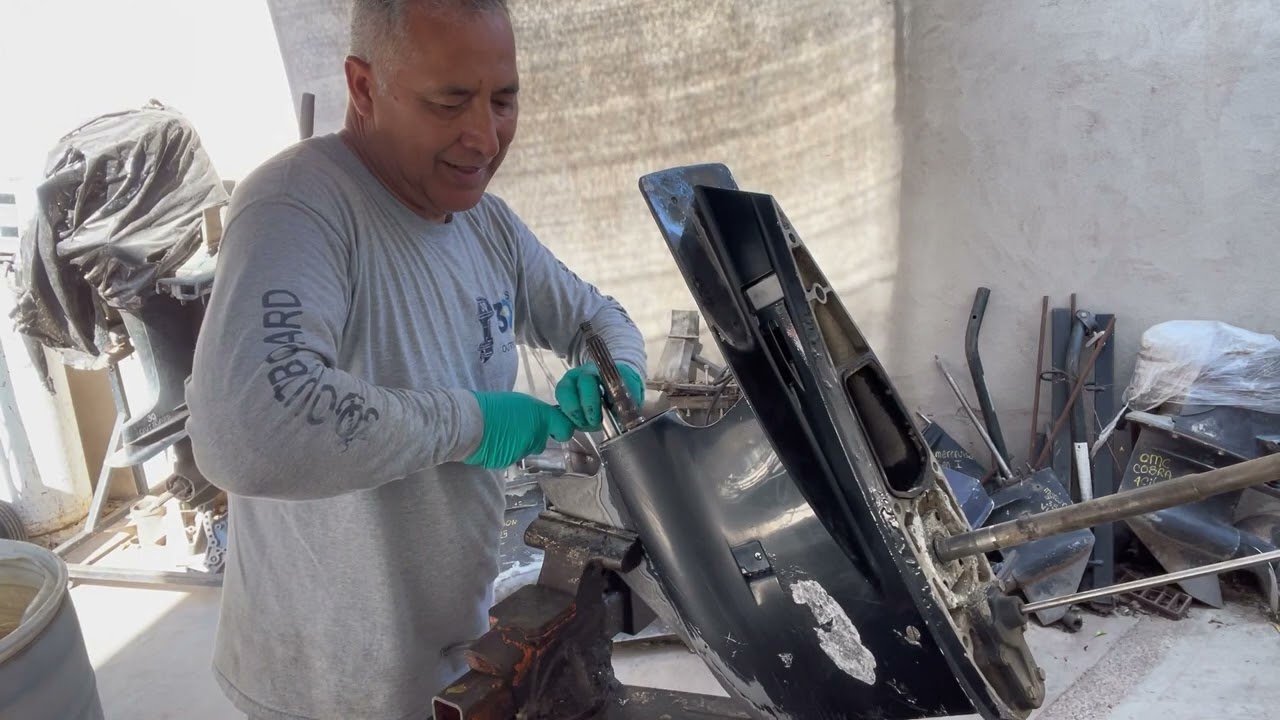 EVINRUDE OUTBOARD 90 hp 115hp lower unit open to inspect gears