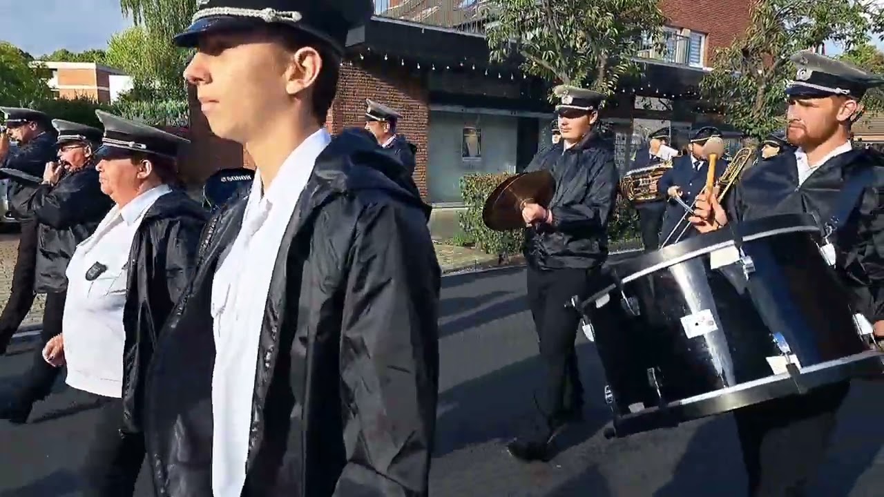 Schützenfest in Neuss Norf am 19. 09. 2022 Das Regiment zieht auf