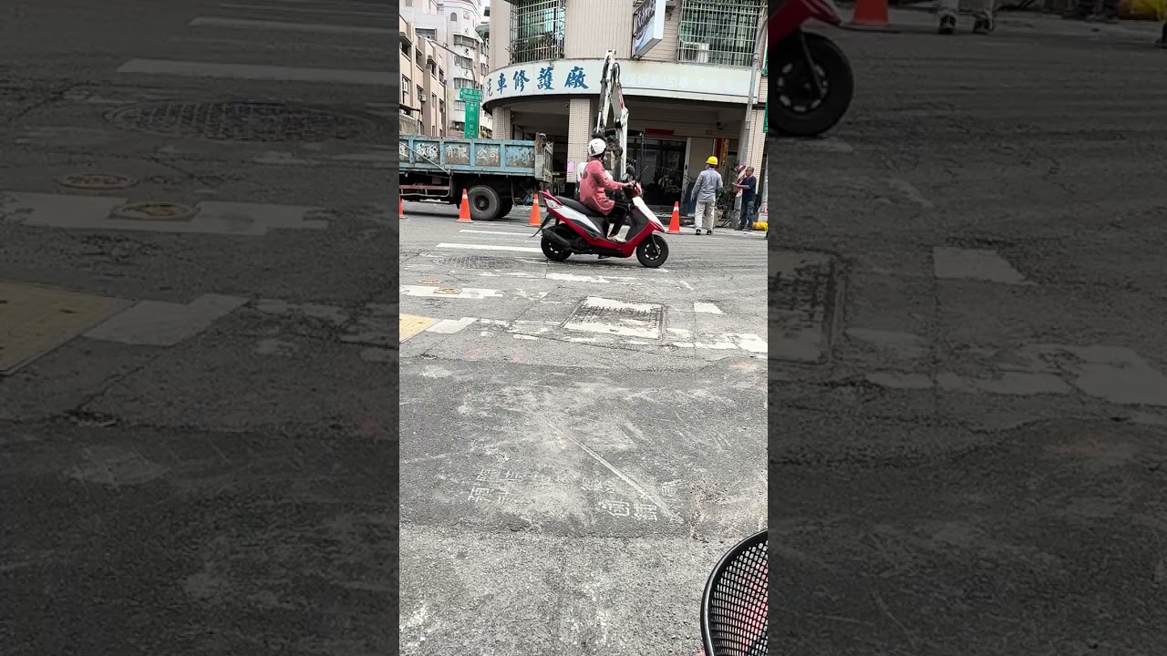 小怪手挖水溝
