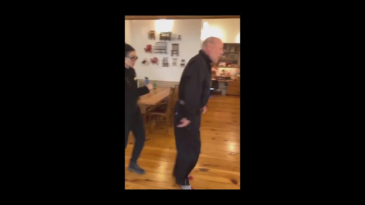El DIVERTIDO BAILE de BRUCE WILLIS en la celebraci&oacute;n de su 70 CUMPLEA&Ntilde;OS