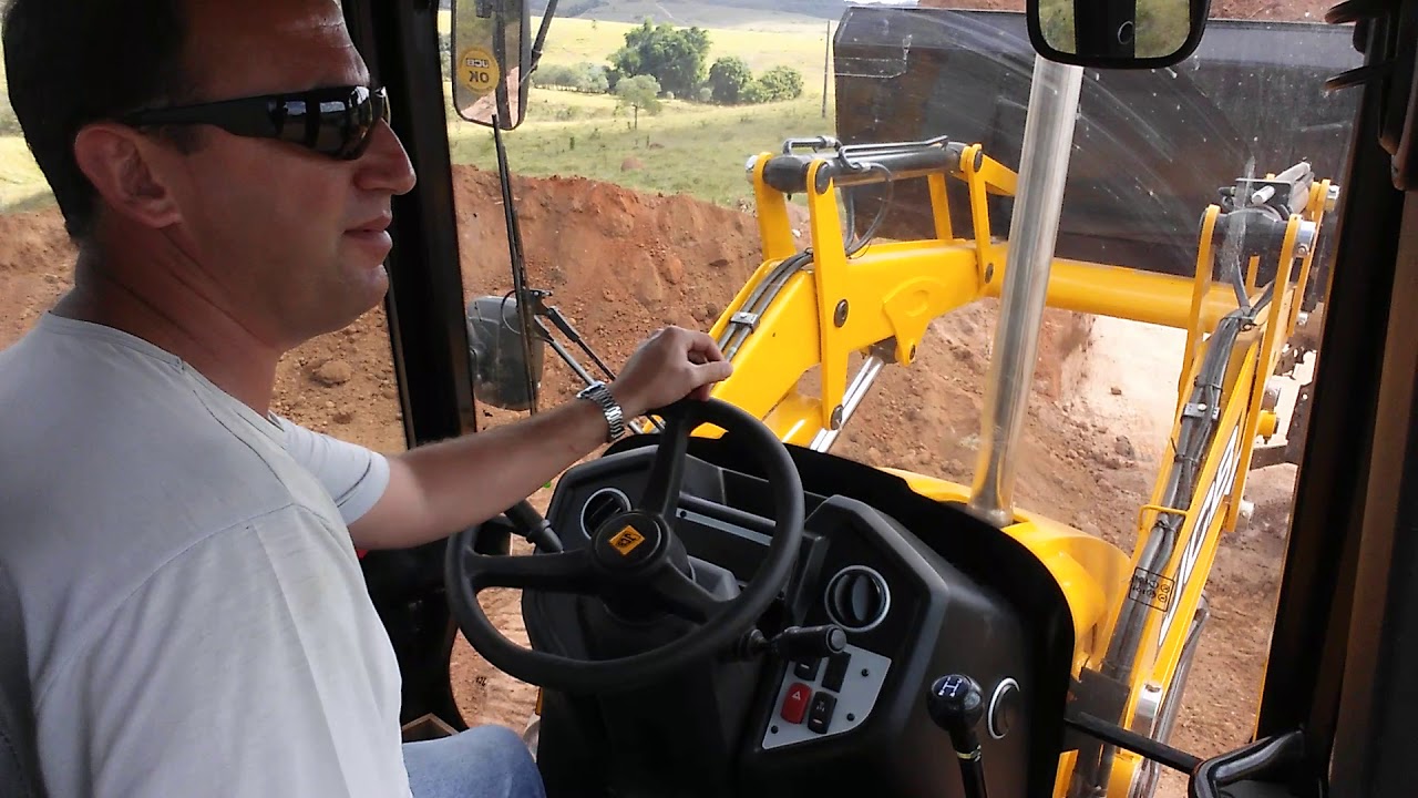 Retro JCB 3CX carregando de caminhão