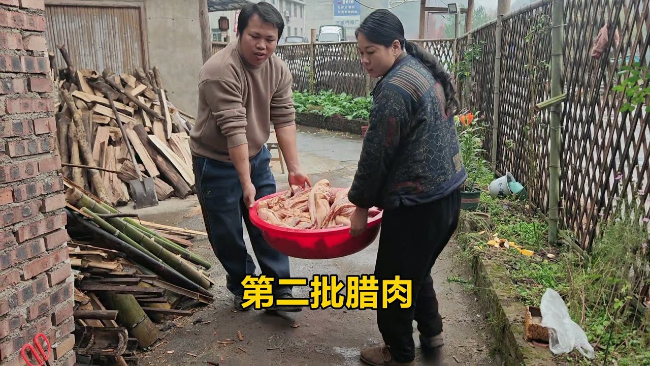 第二批臘肉上炕了，菜園的菜長得密密麻麻，三嫂隨手摘把就得一餐【農人家三嫂】