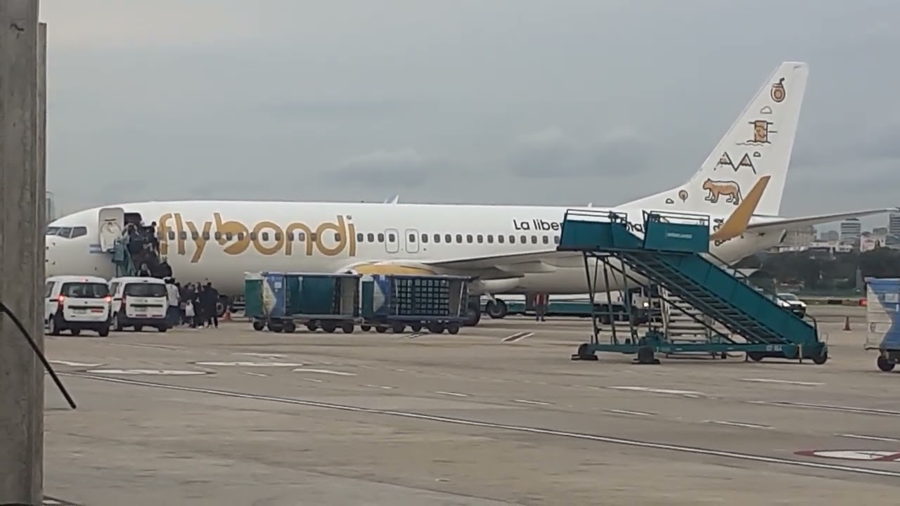 Ingreso de pasajeros a Boeing 737 800 Flybondi LV-HKN en plataforma sur