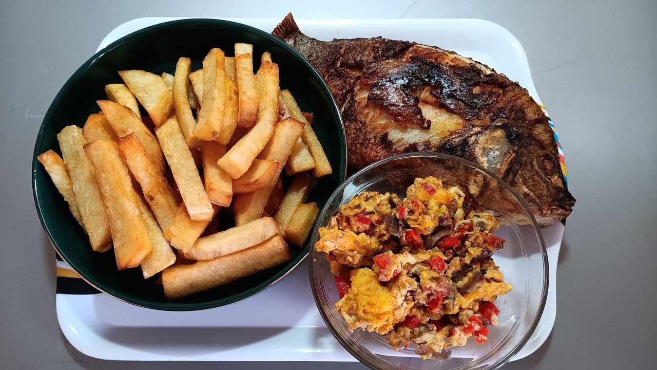 Igname frites, poisson tilapia, sauce oeufs. #Recette #cuisine #recettesimple.