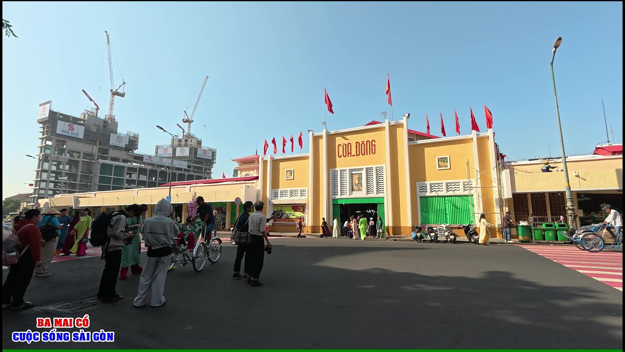 CHỢ BẾN THÀNH RỘN RÀNG KHÔNG KHÍ TẾT ĐÓN XUÂN VỀ, VIỆT KIỀU THẤY BÀ CON ĐUA NHAU CHỤP HÌNH ĐÃ LẮM